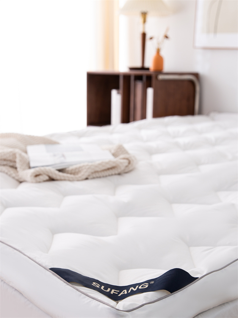 Cubrecolchón con diseño de acolchado ondulado relleno de microfibra Cubrecolchón con diseño de acolchado ondulado relleno de microfibra