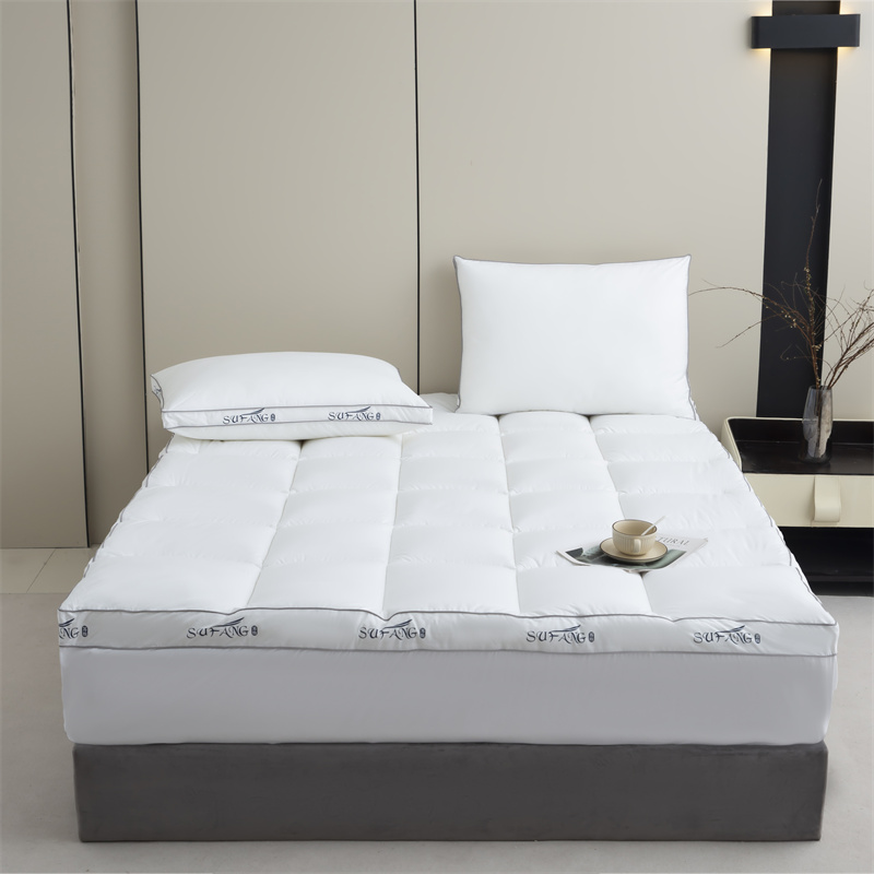 Cubrecolchón con relleno de microfibra con impresión de logotipo personalizada tela 40s a prueba de plumón con ribete