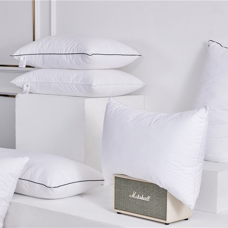 Almohadas blancas personalizadas para habitación de hotel 100% algodón con relleno de microfibra