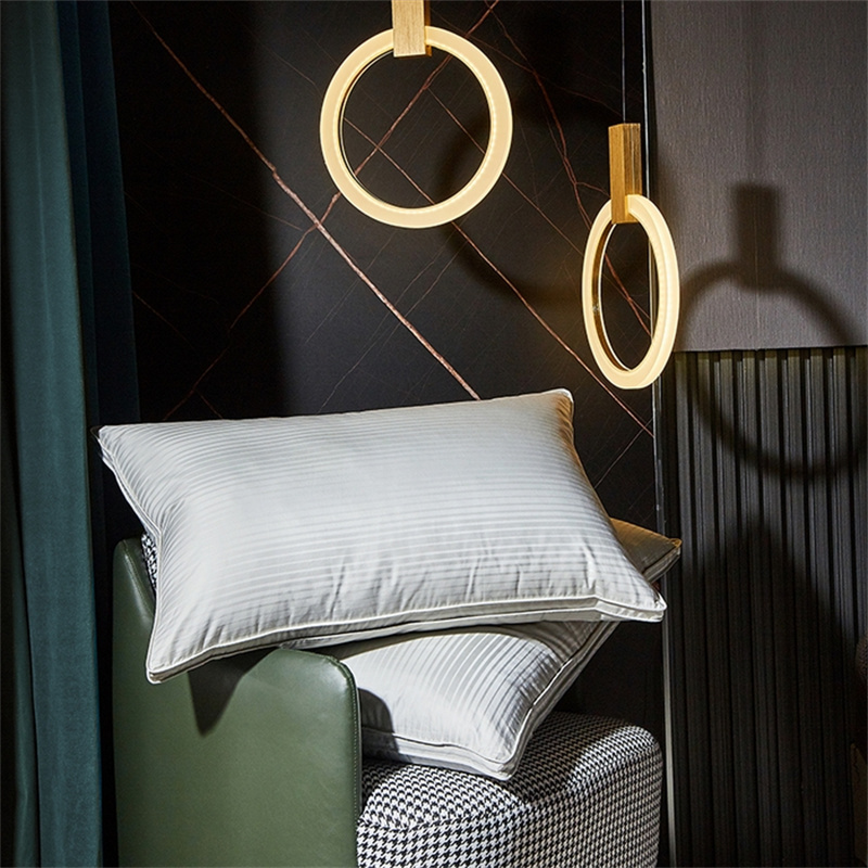 Almohada de plumón de pato con relleno de tres capas almohada de satén a rayas Almohada de plumón de pato con relleno de tres capas almohada de satén a rayas